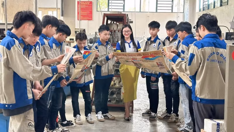 Cán bộ trường Cao đẳng Bắc Kạn giới thiệu, hướng dẫn các em học sinh trải nghiệm phụ san đặc biệt. (Ảnh: Trường Cao đẳng Bắc Kạn)