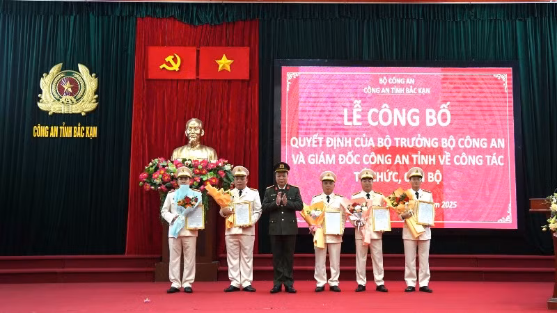 Đại tá Hà Văn Tuyên, Giám đốc Công an tỉnh trao quyết định điều động đối với các đồng chí trưởng cấp huyện, cấp phòng. (Ảnh: THÙY DƯƠNG)