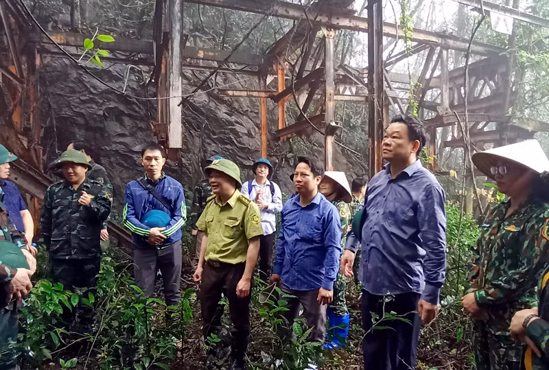Lãnh đạo tỉnh Bắc Kạn khảo sát tiềm năng du lịch tại hệ thống cáp tời quặng có từ thời Pháp thuộc trong Khu bảo tồn. Ảnh: ĐĂNG BÁCH