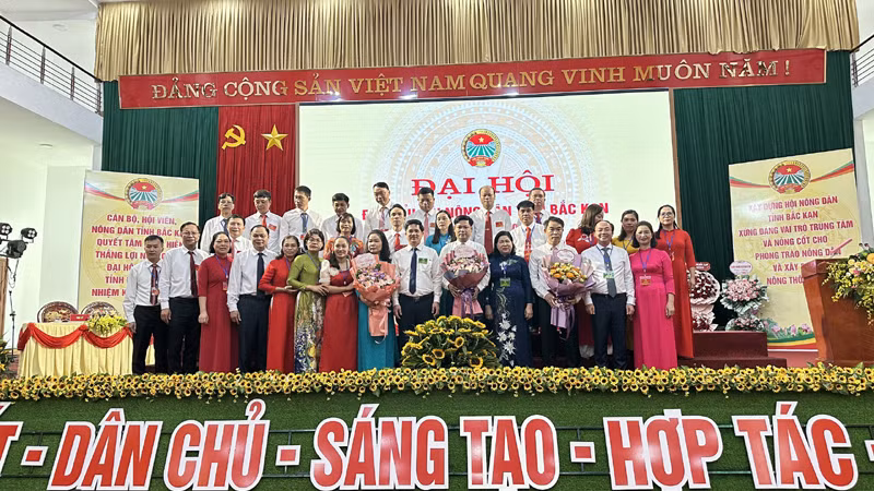 Ban chấp hành khóa mới ra mắt đại hội. Ban chấp hành khóa mới ra mắt đại hội.