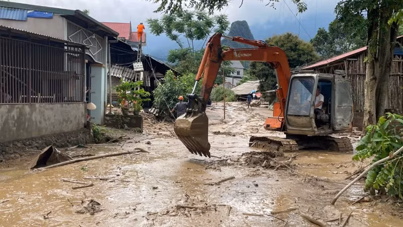 Huy động máy móc hỗ trợ người dân thôn Tẩn Lượt, xã Đồng Phúc, huyện Ba Bể khắc phục hậu quả lũ quét. (Ảnh: TUẤN SƠN)