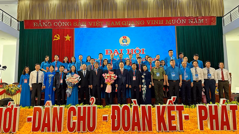 Ban chấp hành khóa mới ra mắt đại hội. (Ảnh: TUẤN SƠN)