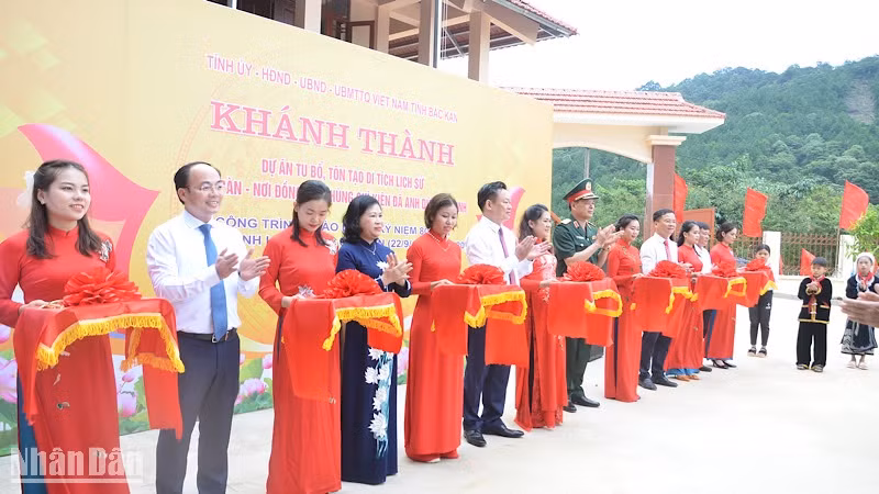 Cắt băng khánh thành công trình tu bổ, tôn tạo di tích lịch sử Khau Pàn, xã Đức Vân, huyện Ngân Sơn, nơi đồng chí Phùng Chí Kiên hy sinh vào năm 1941.