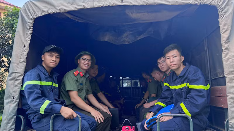 Các chiến sĩ lên đường tới vùng "rốn lũ" Nam Cường. (Ảnh: Thùy Dương)