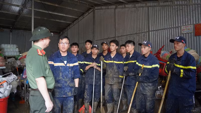 Lãnh đạo Công an tỉnh Bắc Kạn chỉ đạo, động viên cán bộ, chiến sĩ giúp người dân thôn Tẩn Lượt, xã Đồng Phúc, huyện Ba Bể khắc phục hậu quả. (Ảnh: THÙY DƯƠNG)