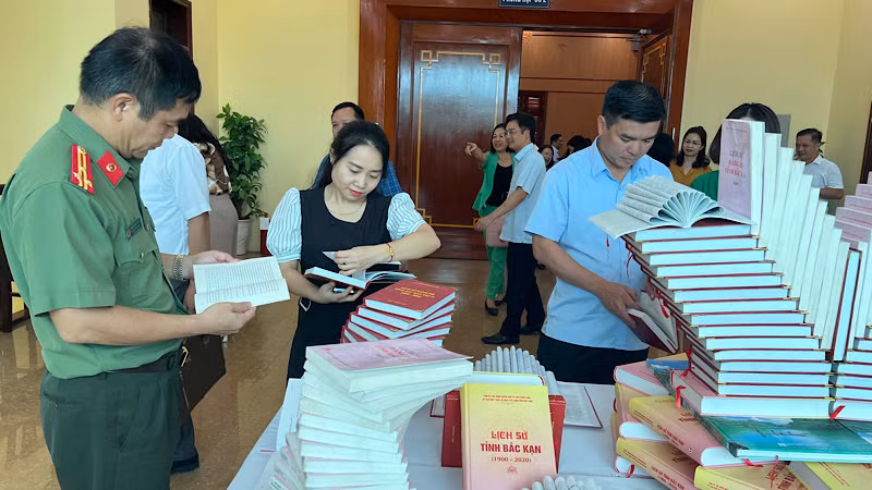 Các đại biểu tham quan gian trưng bày các tư liệu lịch sử về tỉnh Bắc Kạn. (Ảnh: TUẤN SƠN) Các đại biểu tham quan gian trưng bày các tư liệu lịch sử về tỉnh Bắc Kạn. (Ảnh: TUẤN SƠN)