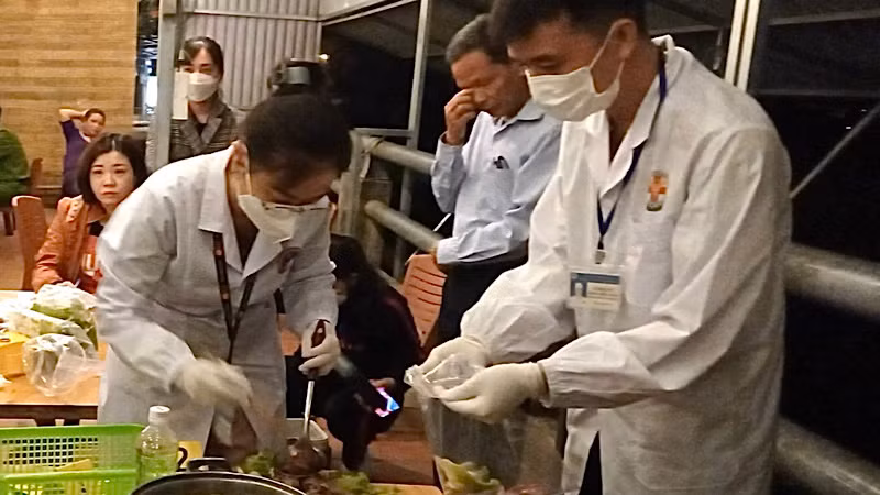 Cơ quan y tế Bắc Kạn lấy mẫu thực phẩm ngay sau khi xảy ra vụ việc vào tối 17/10. (Ảnh: LÝ DŨNG).