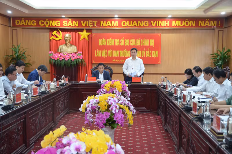 Bí thư Tỉnh ủy Bắc Kạn Hoàng Duy Chinh phát biểu ý kiến tại buổi làm việc. (Ảnh: TUẤN SƠN)