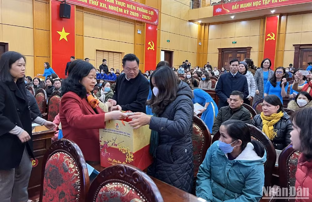Đồng chí Bùi Thị Minh Hoài trao quà Tết tặng đoàn viên công đoàn có hoàn cảnh khó khăn của thành phố Bắc Kạn.
