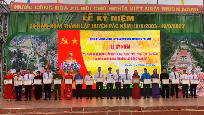 Lãnh đạo tỉnh Bắc Kạn trao bằng khen tặng các tập thể, cá nhân có thành tích xuất sắc.