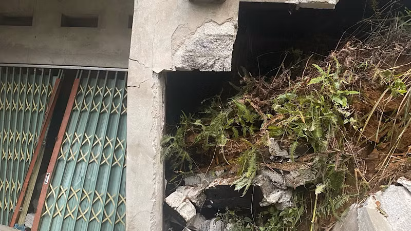 Hiện trường vụ sạt lở. (Ảnh: VĂN THIỀU)