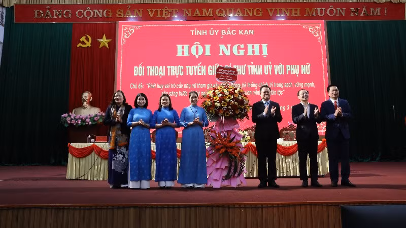 Bí thư Tỉnh ủy Bắc Kạn Hoàng Duy Chinh (thứ ba từ phải sang) tặng hoa chúc mừng Hội Liên hiệp Phụ nữ tỉnh nhân ngày Quốc tế Phụ nữ. (Ảnh: TUẤN SƠN)