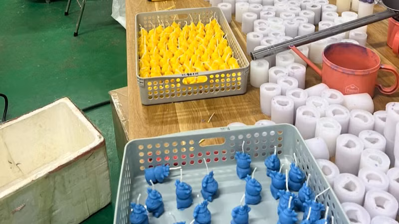 Khu vực hạ tầng phục vụ chăn nuôi bò đã được Công ty chuyển sang sản xuất sản phẩm nến như thế này. 