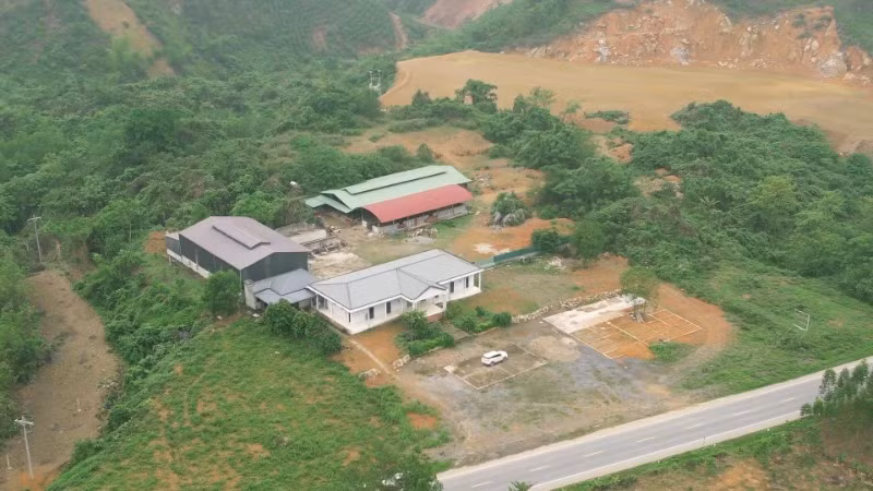 Khu đất của dự án bị lãng phí nằm sát đường tốc độ cao Thái Nguyên-Chợ Mới (Bắc Kạn). (Ảnh: NGUYỄN HOÀNG)