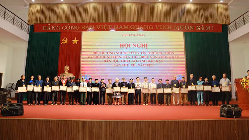 Lãnh đạo tỉnh Bắc Kạn trao bằng khen của Ủy ban nhân dân tỉnh cho người có uy tín, trưởng thôn và điển hình tiêu biểu.