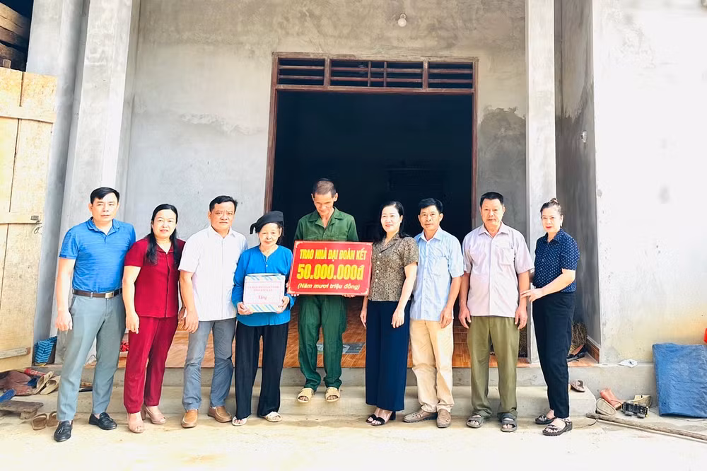 Lãnh đạo tỉnh Bắc Kạn trao hỗ trợ làm nhà Đại đoàn kết. (Ảnh: TUẤN SƠN)