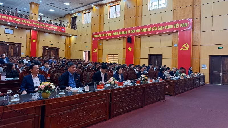 Các đại biểu nghe trình bày các tờ trình dự thảo nghị quyết tại kỳ họp. (Ảnh: TUẤN SƠN)