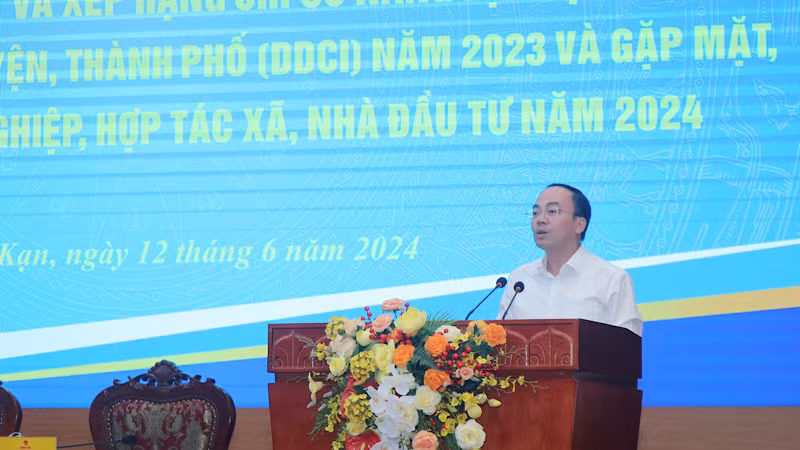 Chủ tịch Ủy ban nhân dân tỉnh Bắc Kạn Nguyễn Đăng Bình phát biểu tại hội nghị. (Ảnh: TUẤN SƠN)