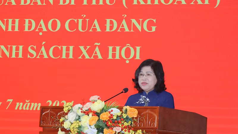 Phó Bí thư Thường trực Tỉnh ủy Bắc Kạn Phương Thị Thanh phát biểu tại hội nghị. (Ảnh: TUẤN SƠN)