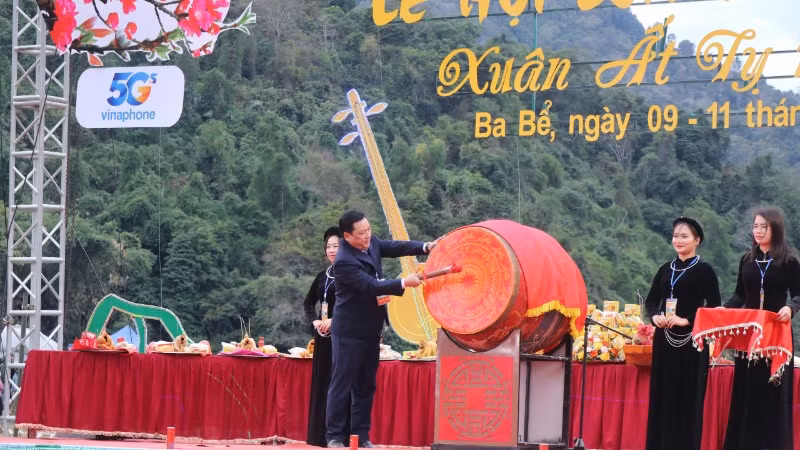 Lãnh đạo Ủy ban nhân dân huyện Ba Bể đánh trống khai hội. (Ảnh: TUẤN SƠN)