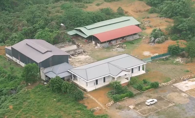 Cơ sở vật chất phục vụ nuôi bò của công ty tại xã Quảng Chu, huyện Chợ Mới. 