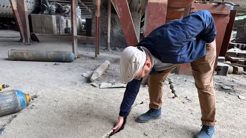 Những vết nứt ngày càng mở rộng trong nhà xưởng tuyển nổi của Công ty trách nhiệm hữu hạn thương mại dịch vụ Hoàng Nam. (Ảnh: TUẤN SƠN)