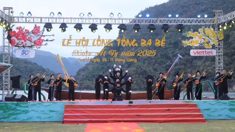 Trình diễn văn nghệ tại lễ khai hội. (Ảnh: TUẤN SƠN)