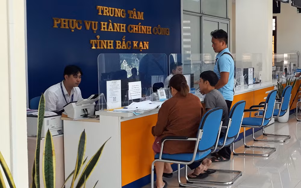 Hoạt động tại Trung tâm phục vụ hành chính công tỉnh Bắc Kạn. (Ảnh: Hương Dịu)