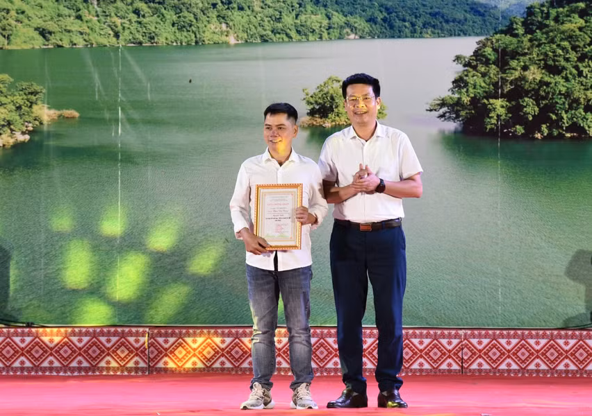 Trao giải cho tác giả đoạt giải Nhất cuộc thi ảnh đẹp "Đất và người Ba Bể". (Ảnh: TUẤN SƠN).