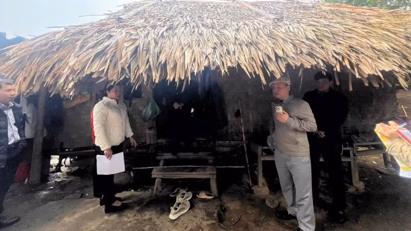 Lãnh đạo Ủy ban Mặt trận Tổ quốc Việt Nam tỉnh Bắc Kạn kiểm tra thực tế nhà một hộ dân tại xã Quang Thuận, huyện Bạch Thông có nhu cầu làm mới. (Ảnh: THU DỊU)