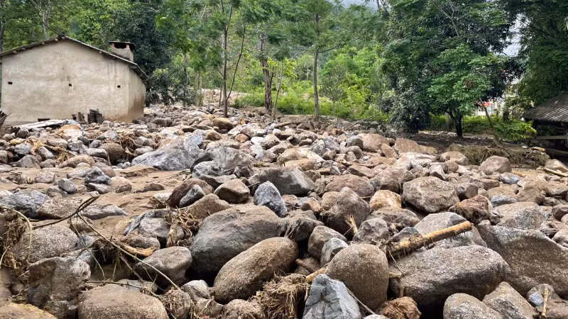 Lũ quét mang theo vô số tảng đá lớn, nhỏ về thôn Tẩn Lượt, xã Đồng Phúc, huyện Ba Bể. (Ảnh: TUẤN SƠN)