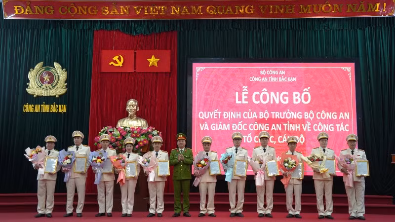 Thượng tá Lê Hồng Giang, Phó Giám đốc Công an tỉnh trao quyết định điều động đối với các đồng chí cấp phó. (Ảnh: THÙY DƯƠNG)