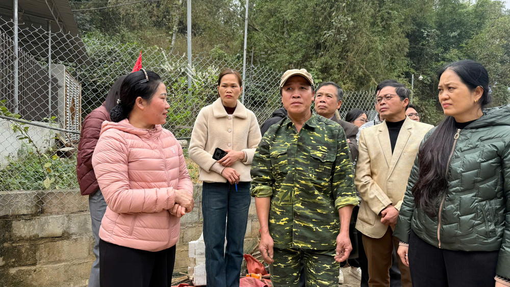 Lãnh đạo Ủy ban Mặt trận Tổ quốc Việt Nam tỉnh Bắc Kạn kiểm tra, nắm nhu cầu xóa nhà tạm tại huyện Na Rì. (Ảnh: HƯƠNG LAN)