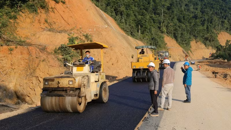 Thi công dự án đường thành phố Bắc Kạn đi hồ Ba Bể kết nối sang Na Hang (Tuyên Quang). (Ảnh: HÀ LƯỢNG)