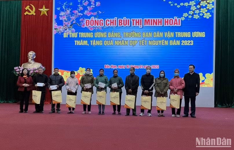 Đồng chí Bùi Thị Minh Hoài trao quà Tết tặng các hộ nghèo của thành phố Bắc Kạn.