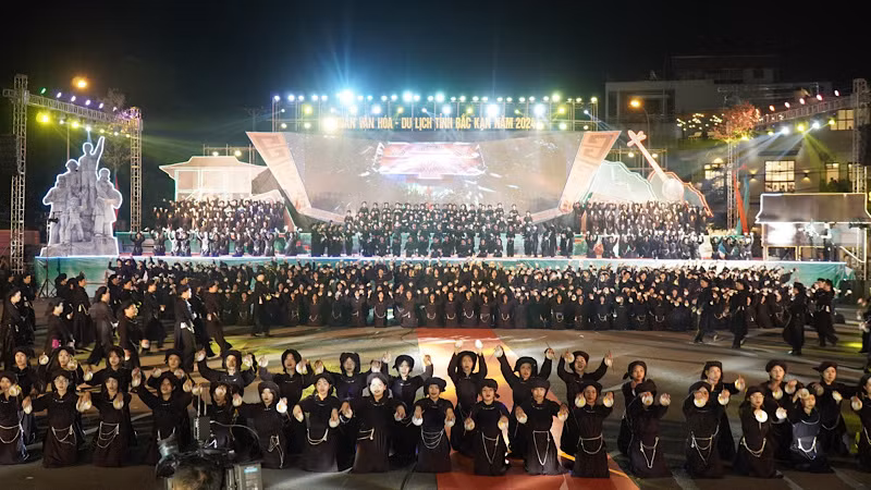 Màn trình diễn múa bát với 1.000 diễn viên gây ấn tượng với du khách. Ảnh: TUẤN SƠN
