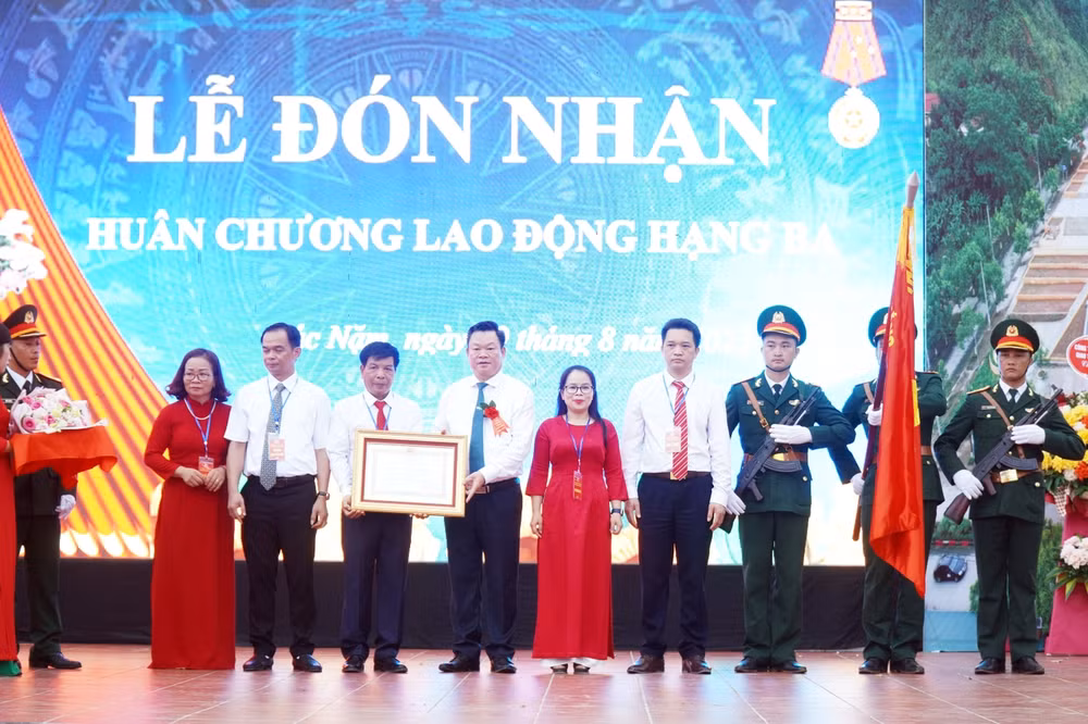 Trao Huân chương Lao động hạng Ba của Chủ tịch nước tặng huyện Pác Nặm. (Ảnh: ĐĂNG BÁCH).