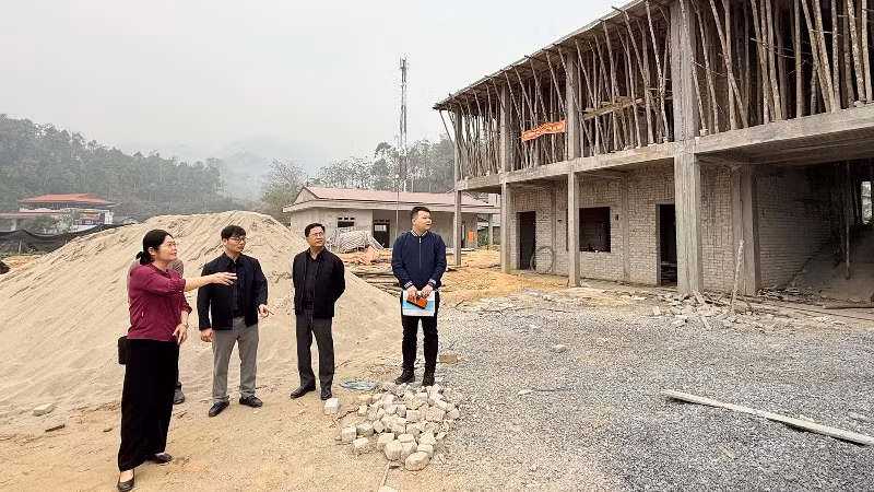 Lãnh đạo tỉnh Bắc Kạn kiểm tra dự án xây dựng trường Mầm non Hiệp Lực, huyện Ngân Sơn. (Ảnh: HƯƠNG LAN).