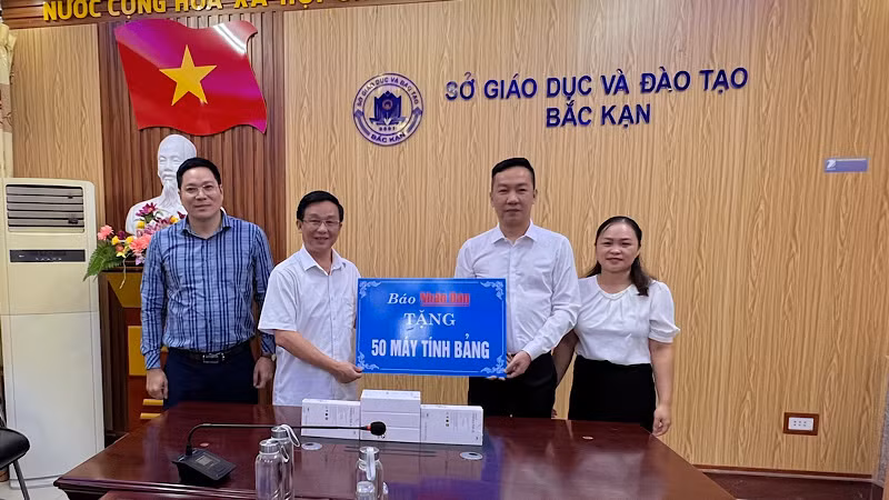 Đồng chí Vũ Hoàng Vĩnh, Chánh Văn phòng Báo Nhân Dân trao máy tính bảng cho Sở Giáo dục và Đào tạo Bắc Kạn. (Ảnh: TUẤN SƠN)