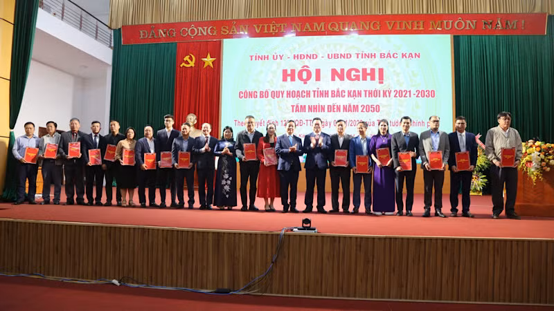 Lãnh đạo tỉnh Bắc Kạn trao chủ trương, biên bản ghi nhớ đầu tư cho các nhà đầu tư. (Ảnh: CÔNG LUẬN)
