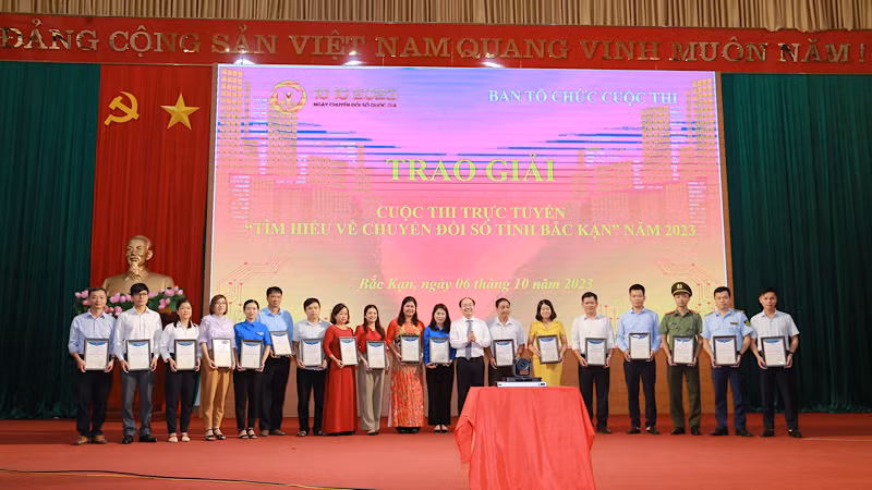 Trao thưởng cho các tập thể đoạt giải cuộc thi "Tìm hiểu về chuyển đổi số" năm 2023. (Ảnh: TUẤN SƠN)