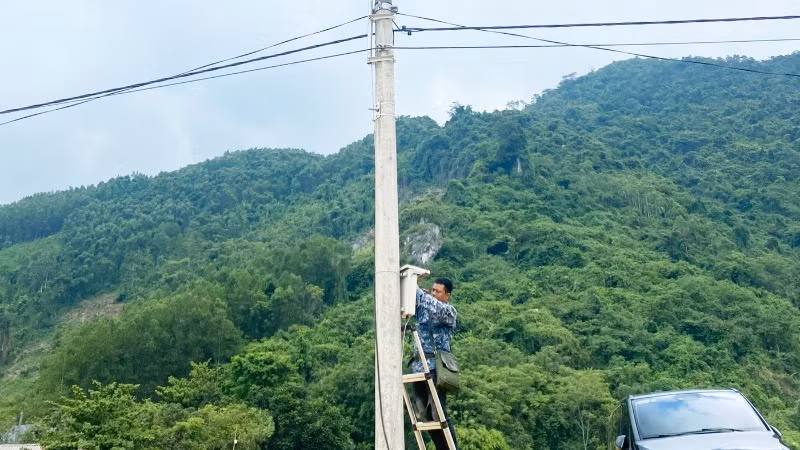 Lắp đặt loa thông tin-truyền thông tại xã Quảng Chu (Chợ Mới). (Ảnh: THU TRANG).