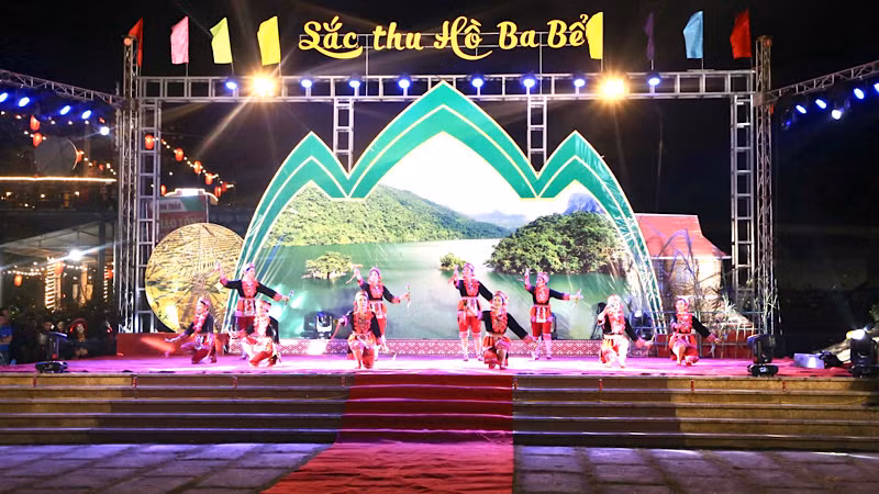 Một tiết mục văn nghệ đặc sắc tại lễ khai mạc. (Ảnh: TUẤN SƠN)