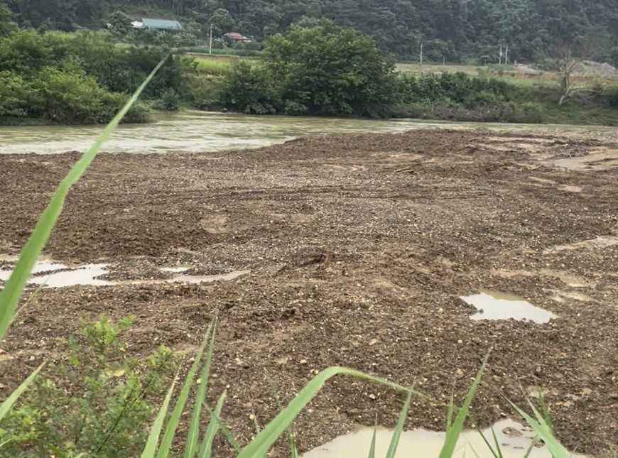 Một khu vực bị đào xới để khai thác cát, sỏi ở mỏ Hợp Thành-Hát Lài. Ảnh: TUẤN SƠN.