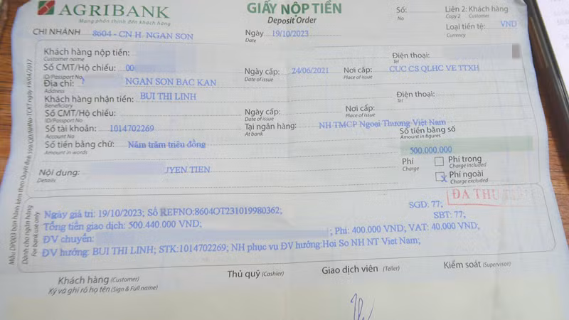 Một trong số các giấy chuyển tiền của nạn nhân với số tiền chuyển 500 triệu đồng. (Ảnh: NGỌC ÁNH)