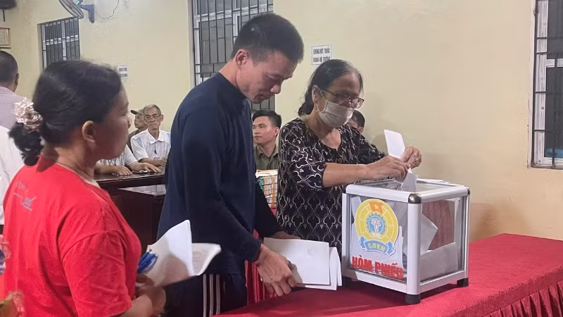 Cử tri huyện Chợ Đồn bỏ phiếu ý kiến đóng góp về đề án sắp xếp, sáp nhập, đổi tên thôn, tổ dân phố năm 2024. (Ảnh: NÔNG ĐUỔNG)