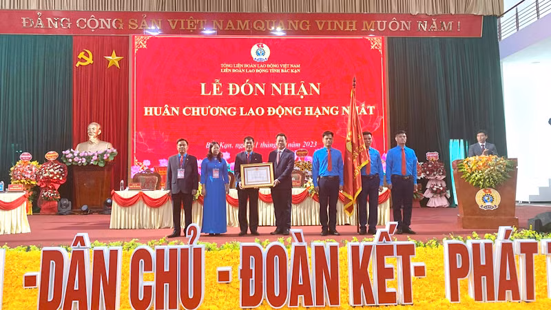 Trao Huân chương Lao động Hạng Nhất cho Liên đoàn lao động tỉnh Bắc Kạn. (Ảnh: TUẤN SƠN)