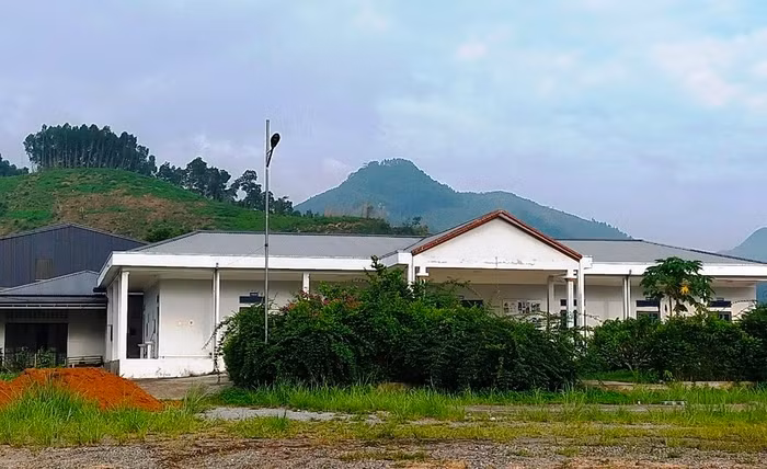 Nhà trụ sở công ty luôn "kín cổng, cao tường" với lý do để tránh lây lan dịch bệnh cho bò trong vài năm qua.