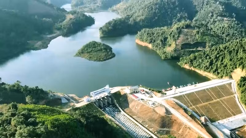 Một góc hồ Nặm Cắt. (Ảnh: THU CÚC)