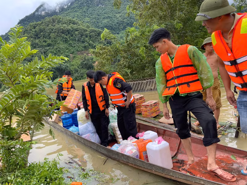 Thiếu xuồng máy, cano nên việc vận chuyển khó khăn và mất nhiều thời gian.